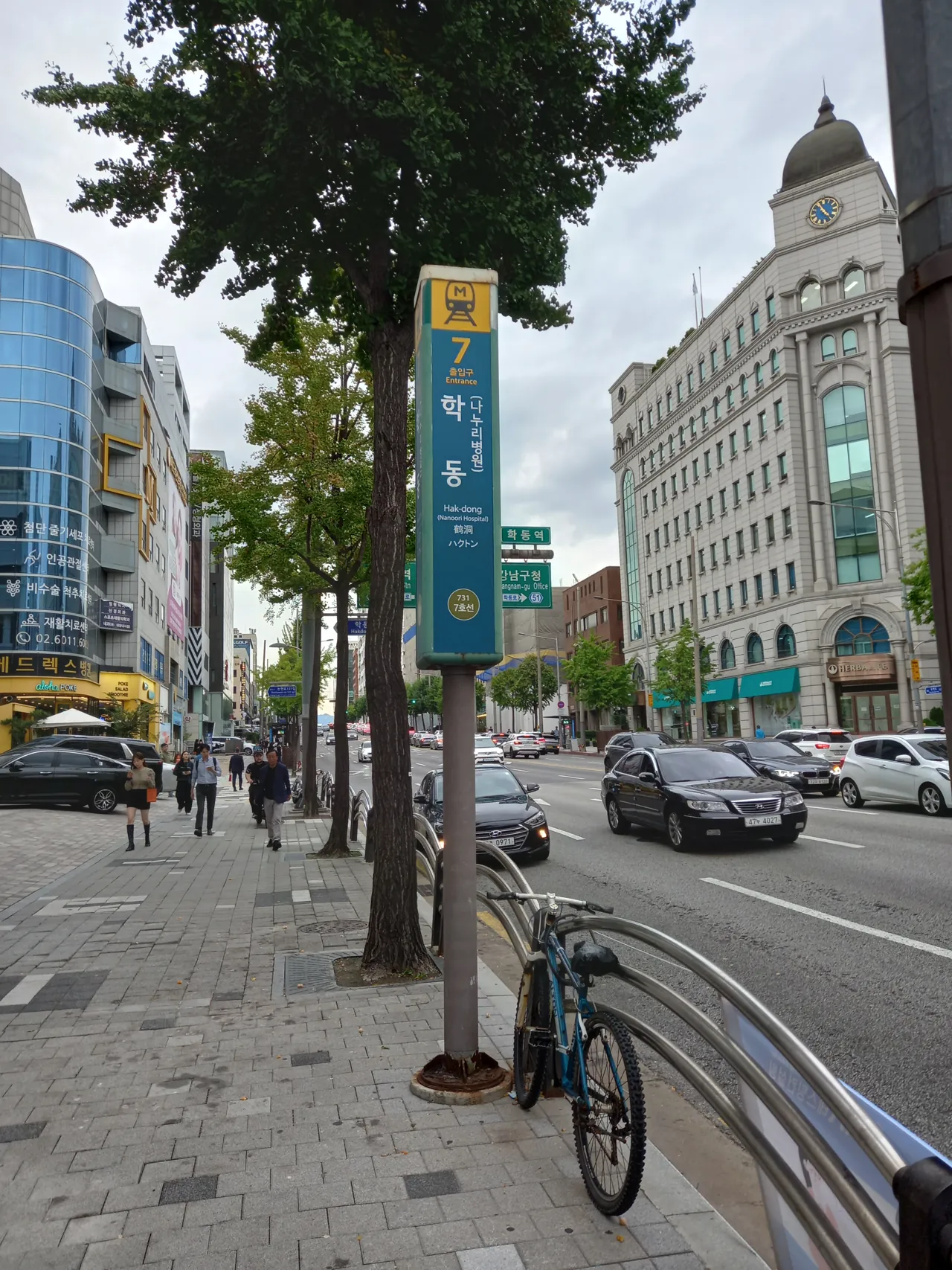 학동역 7번 출구 앞 7호선 출구 안내 기둥과 학동로 인도