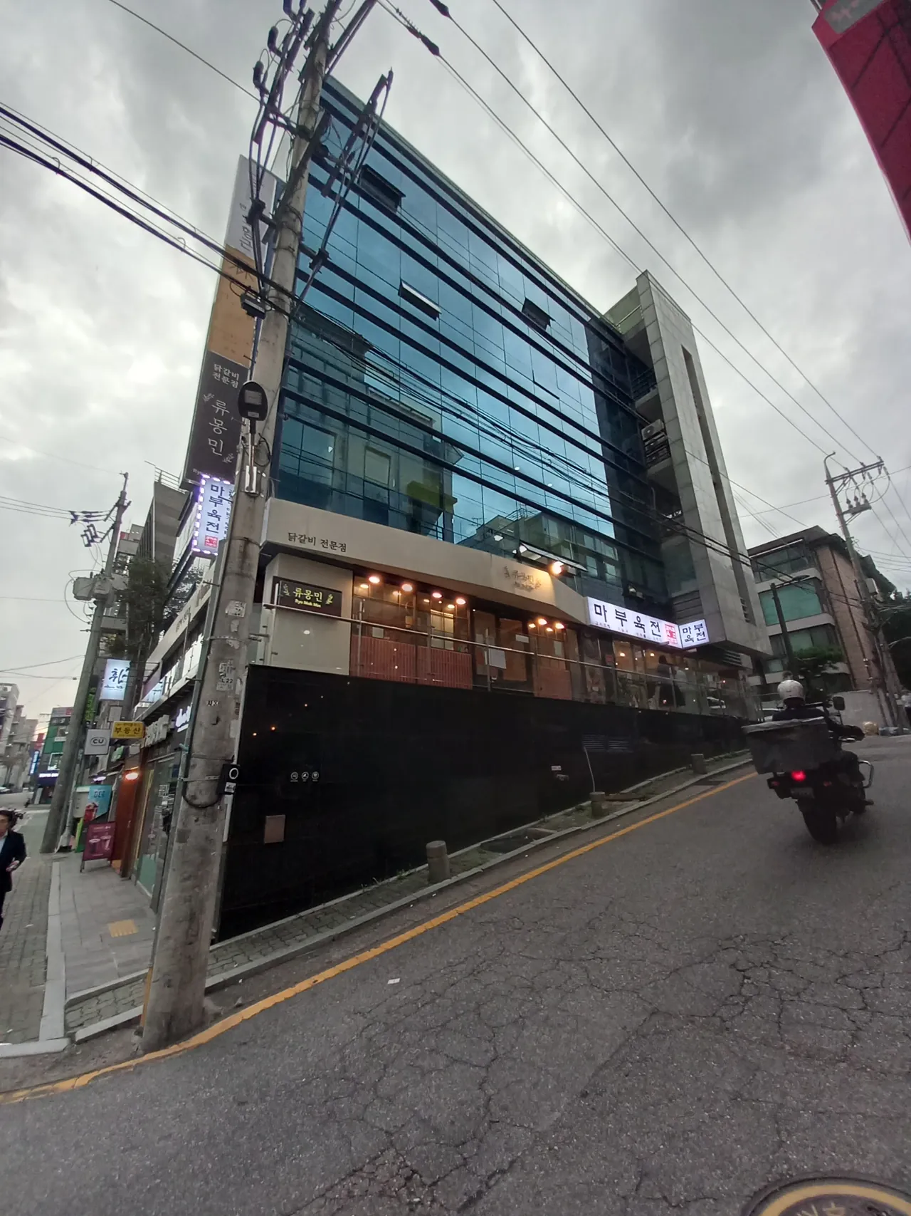 학동로25길 골목에서 바라본 류몽민 건물과 2층 간판