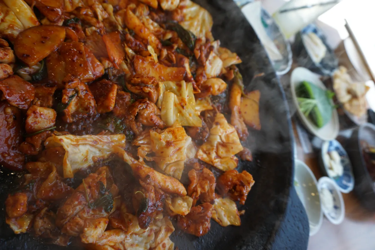 철판 위에서 지글지글 익어가는 직화 닭갈비