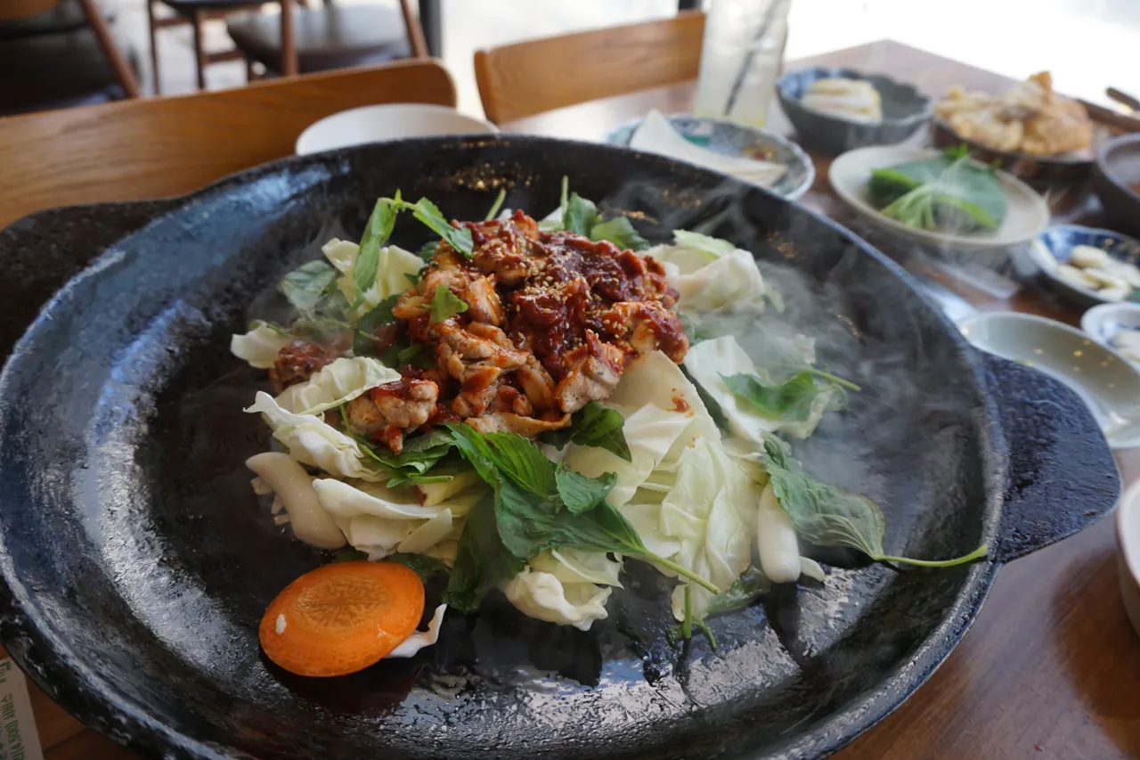 무쇠 철판에 올린 닭갈비와 양배추