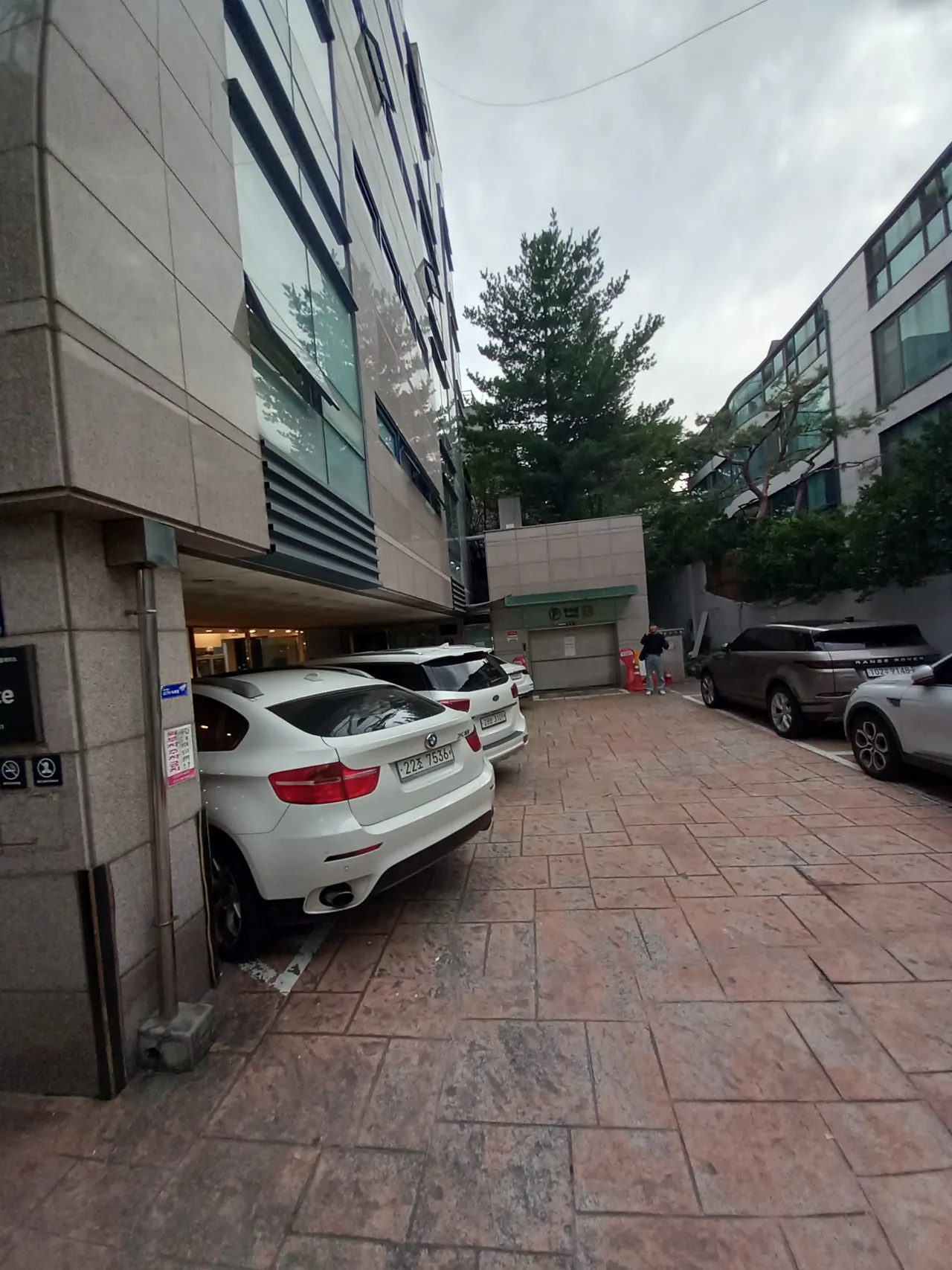 씨플레이스 건물 뒤편 주차 공간