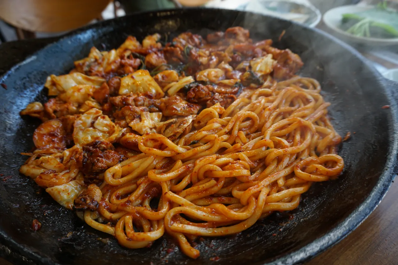우동 사리를 넣어 볶은 닭갈비